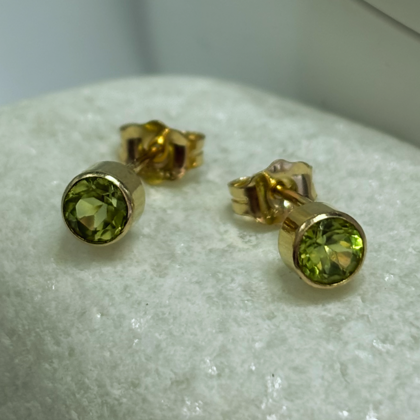 9ct Gold peridot stud Earrings